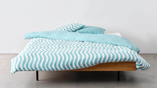 Housse de couette Marc O'Polo Filip Sea Blue en satin de coton 220 fils au pouce carré, motif vagues, vagues
