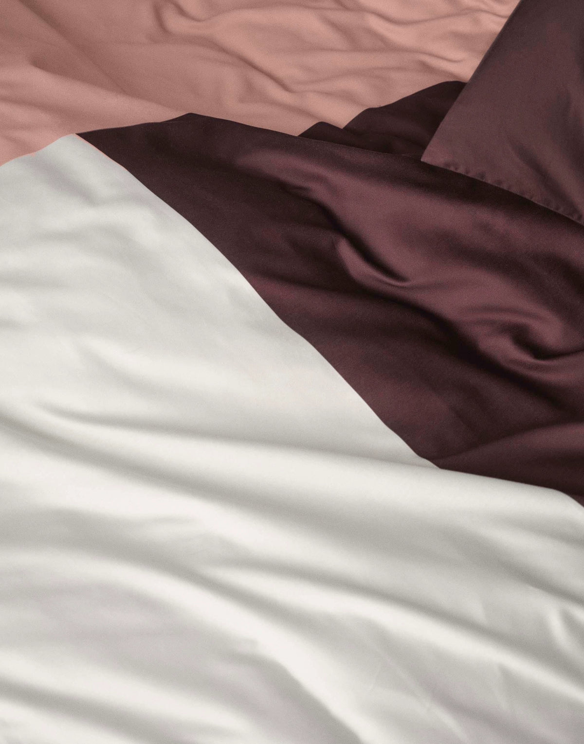 Marc O'Polo Ewon Crimson Brown dekbedovertrek GOTS katoensatijn 218TC symmetrisch patroon