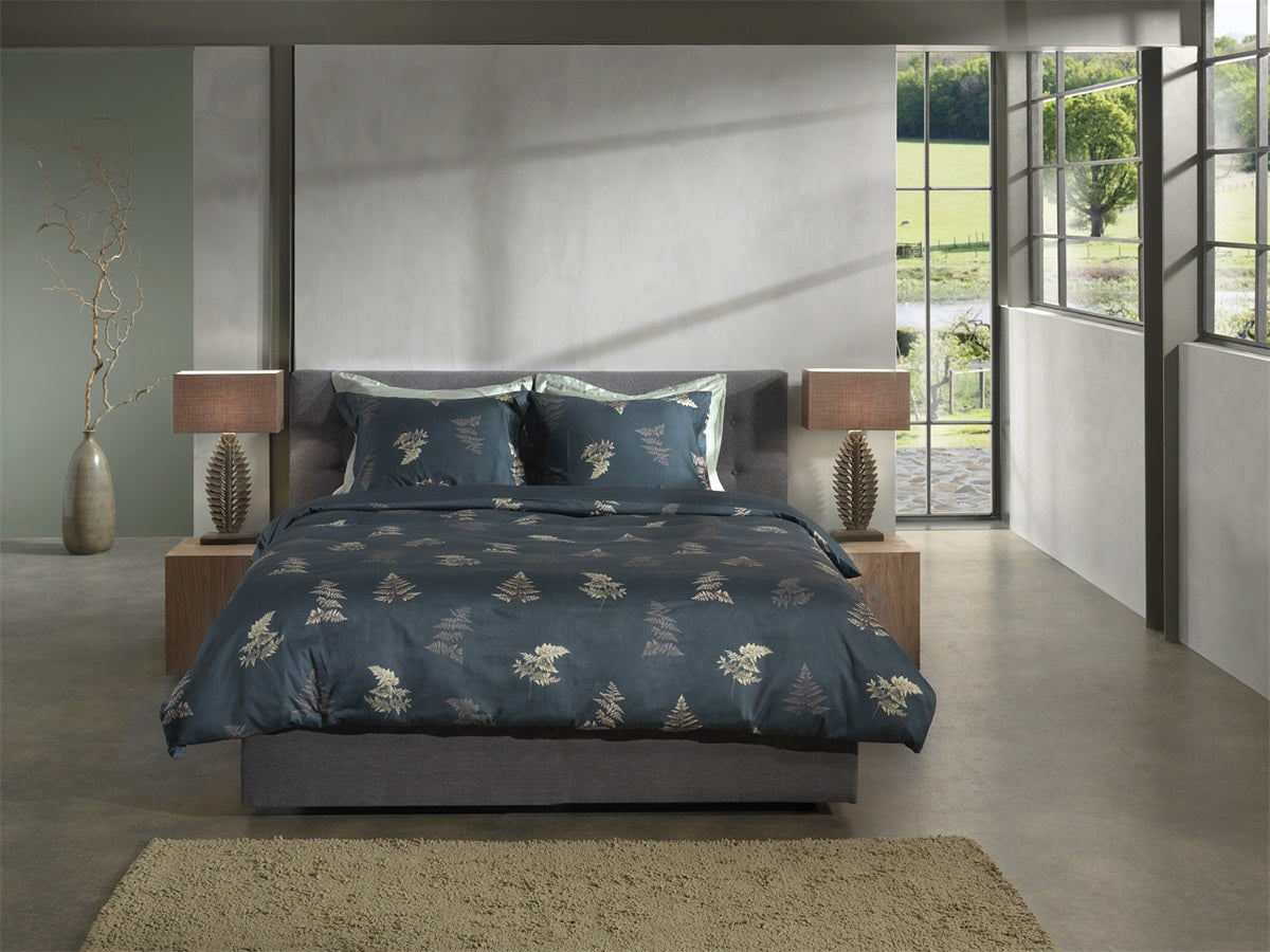 Heckett Lane Holly Navy Blue housse de couette en satin de coton fougères, feuilles, clochettes bleues
