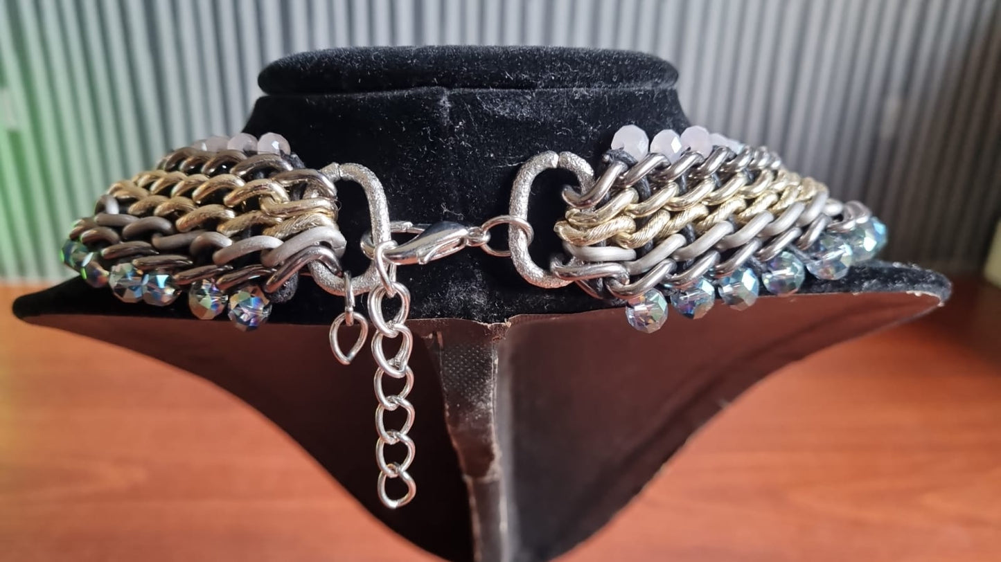 Ketting met kralen en gouden en zilverkleurige accenten