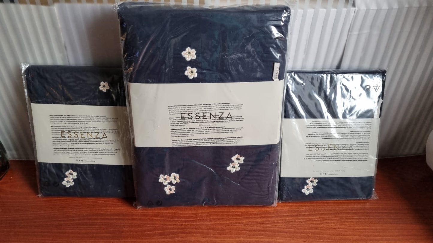 Essenza Leia Nightblue dekbedovertrek percale katoen 200TC geborduurde madeliefje, daisy