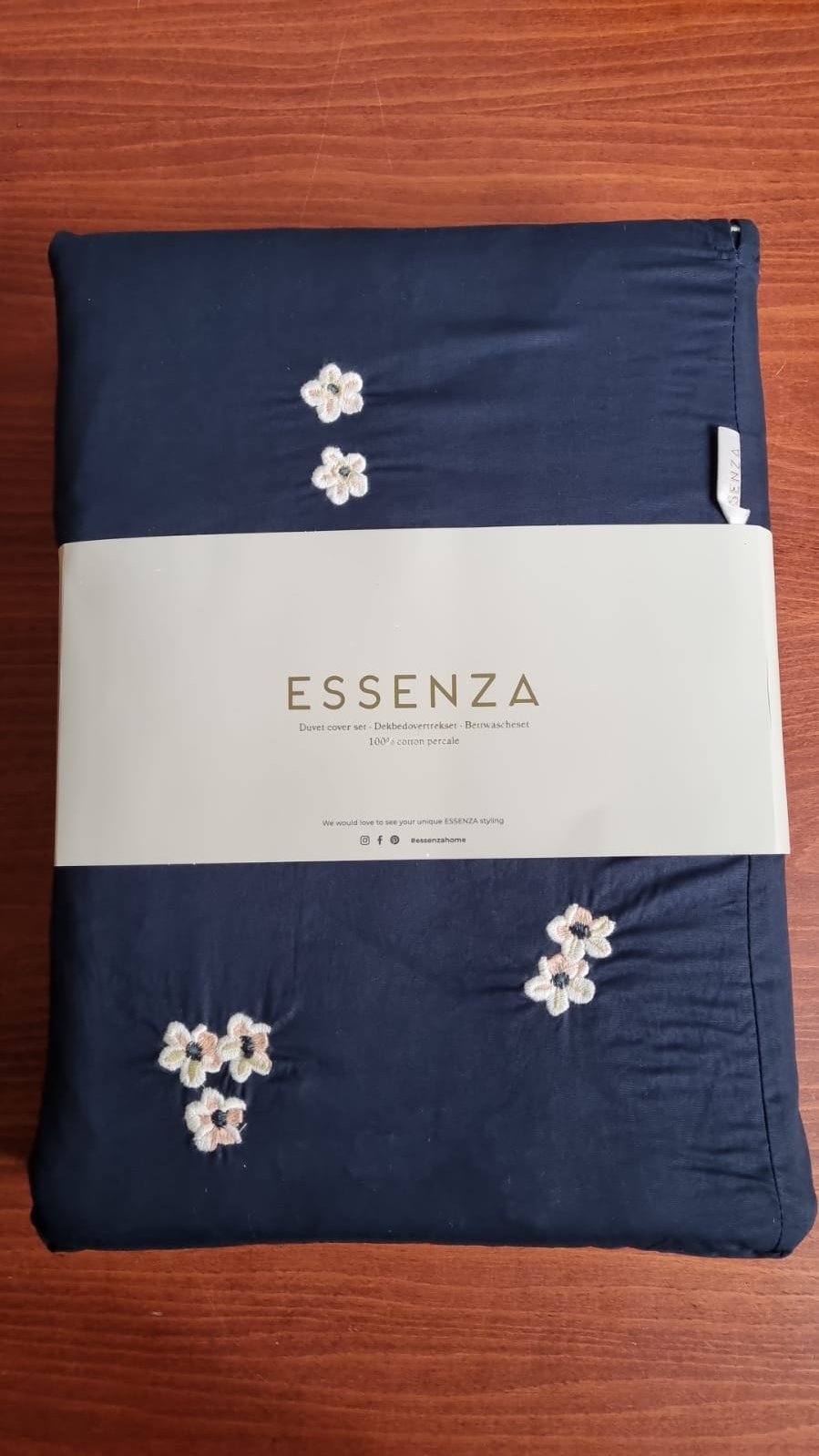 Essenza Leia Nightblue dekbedovertrek percale katoen 200TC geborduurde madeliefje, daisy