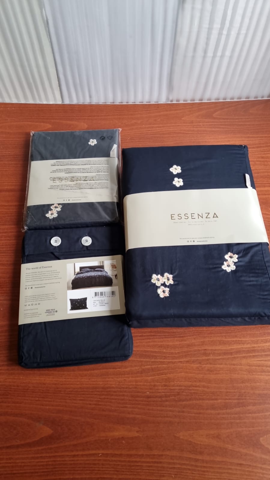 Essenza Leia Nightblue dekbedovertrek percale katoen 200TC geborduurde madeliefje, daisy
