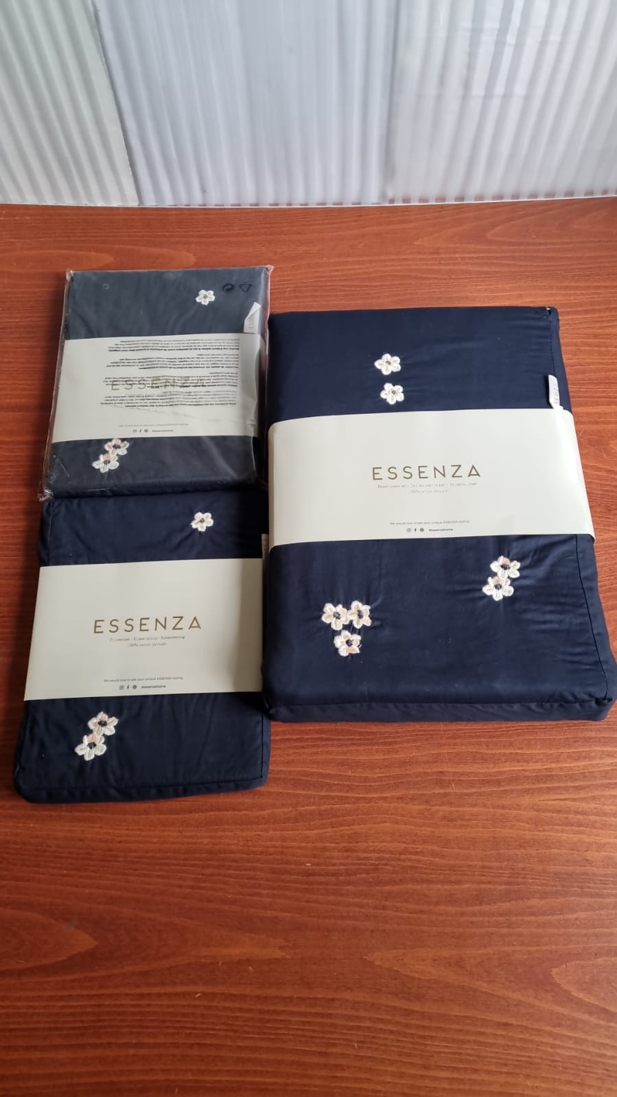 Essenza Leia Nightblue dekbedovertrek percale katoen 200TC geborduurde madeliefje, daisy