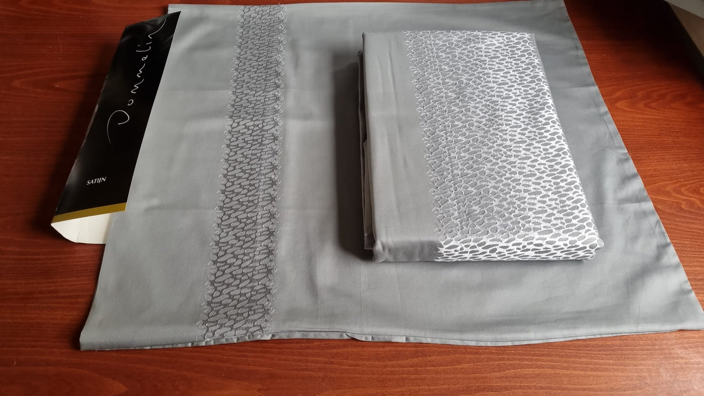 Dommelin Estee dekbedovertrekset met zilver borduursel katoensatijn 300TC