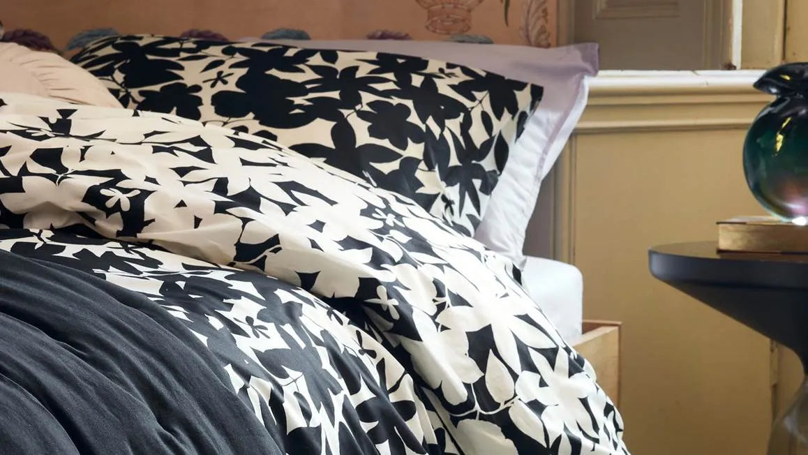Essenza Imara Housse de couette en percale de coton 200 fils anthracite, silhouette Clématite