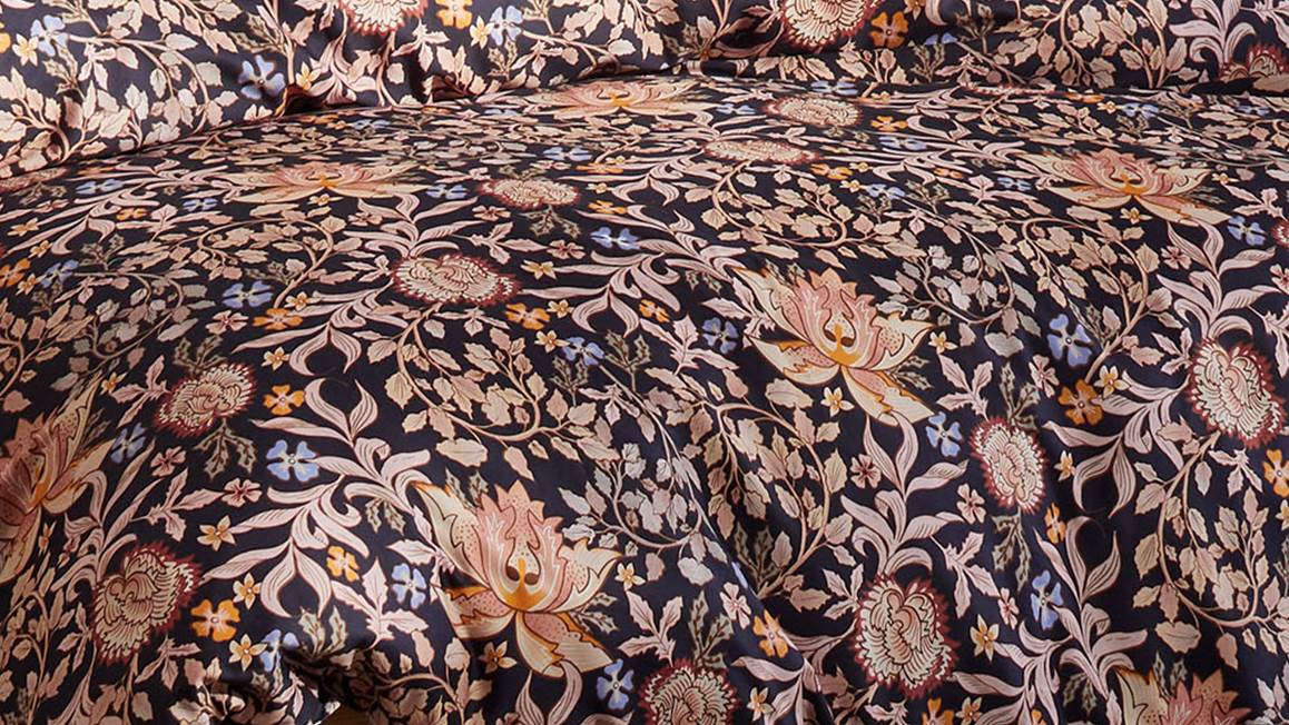 Essenza Ophelia Nightblue dekbedovertrek katoensatijn 215TC 19e Eeuw Engelse Arts & Crafts