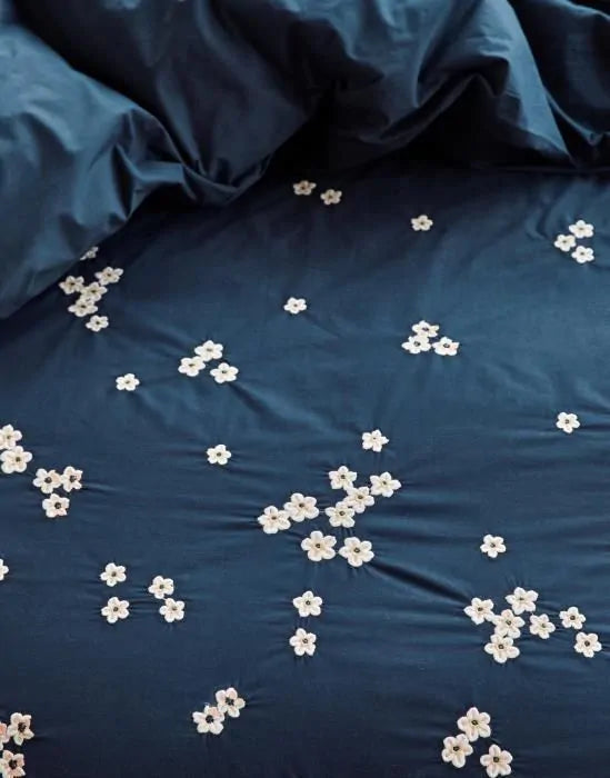 Essenza Leia Nightblue dekbedovertrek percale katoen 200TC geborduurde madeliefje, daisy