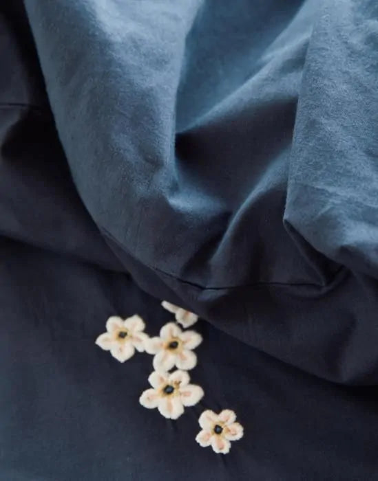 Essenza Leia Nightblue dekbedovertrek percale katoen 200TC geborduurde madeliefje, daisy