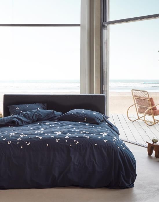 Essenza Leia Nightblue dekbedovertrek percale katoen 200TC geborduurde madeliefje, daisy