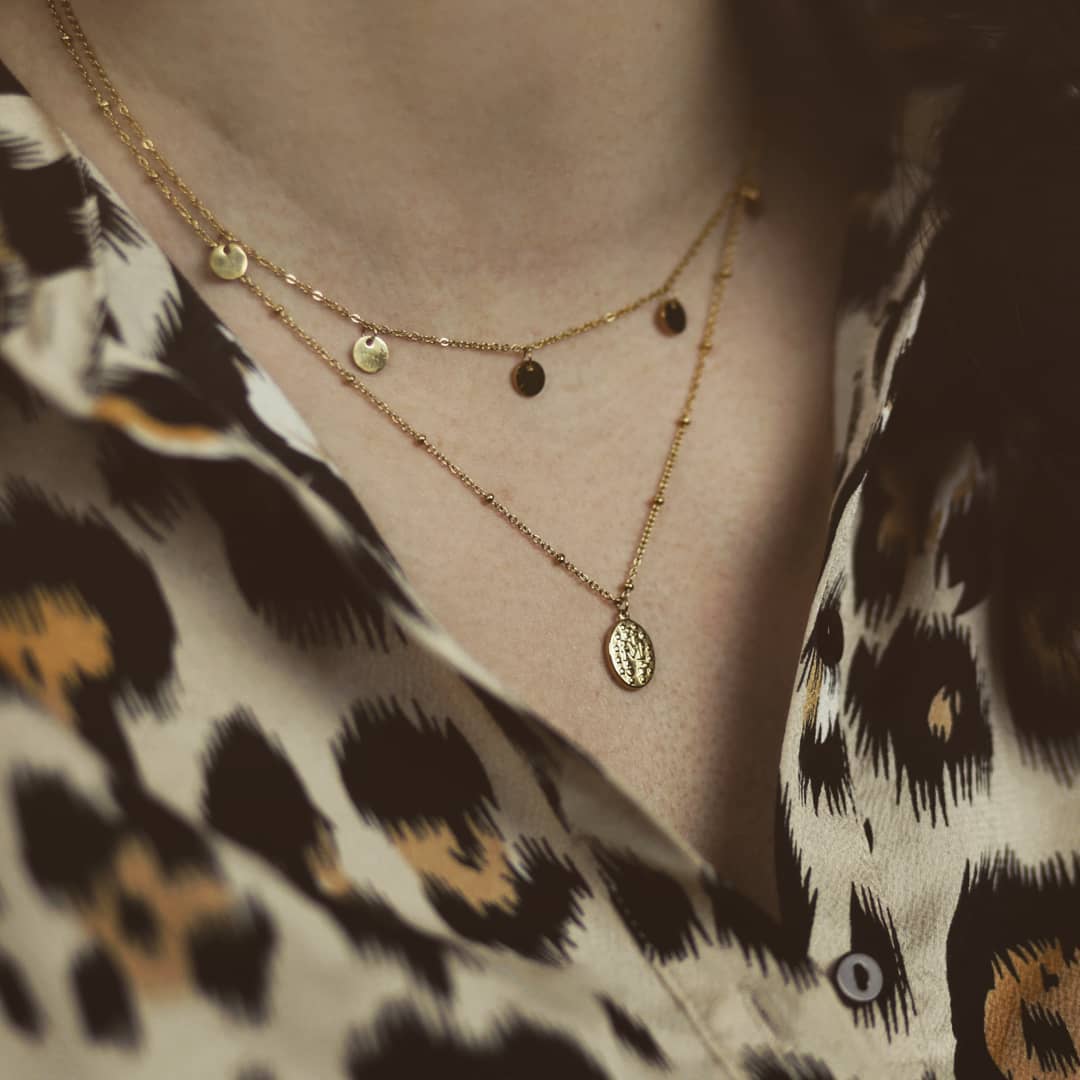 Ketting of armband met ronde hangertjes, muntjes zilverkleurig