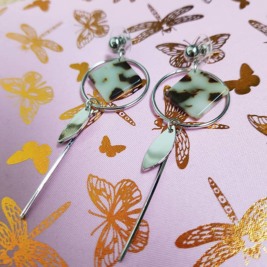 Boucles d'oreilles longues avec accents argentés