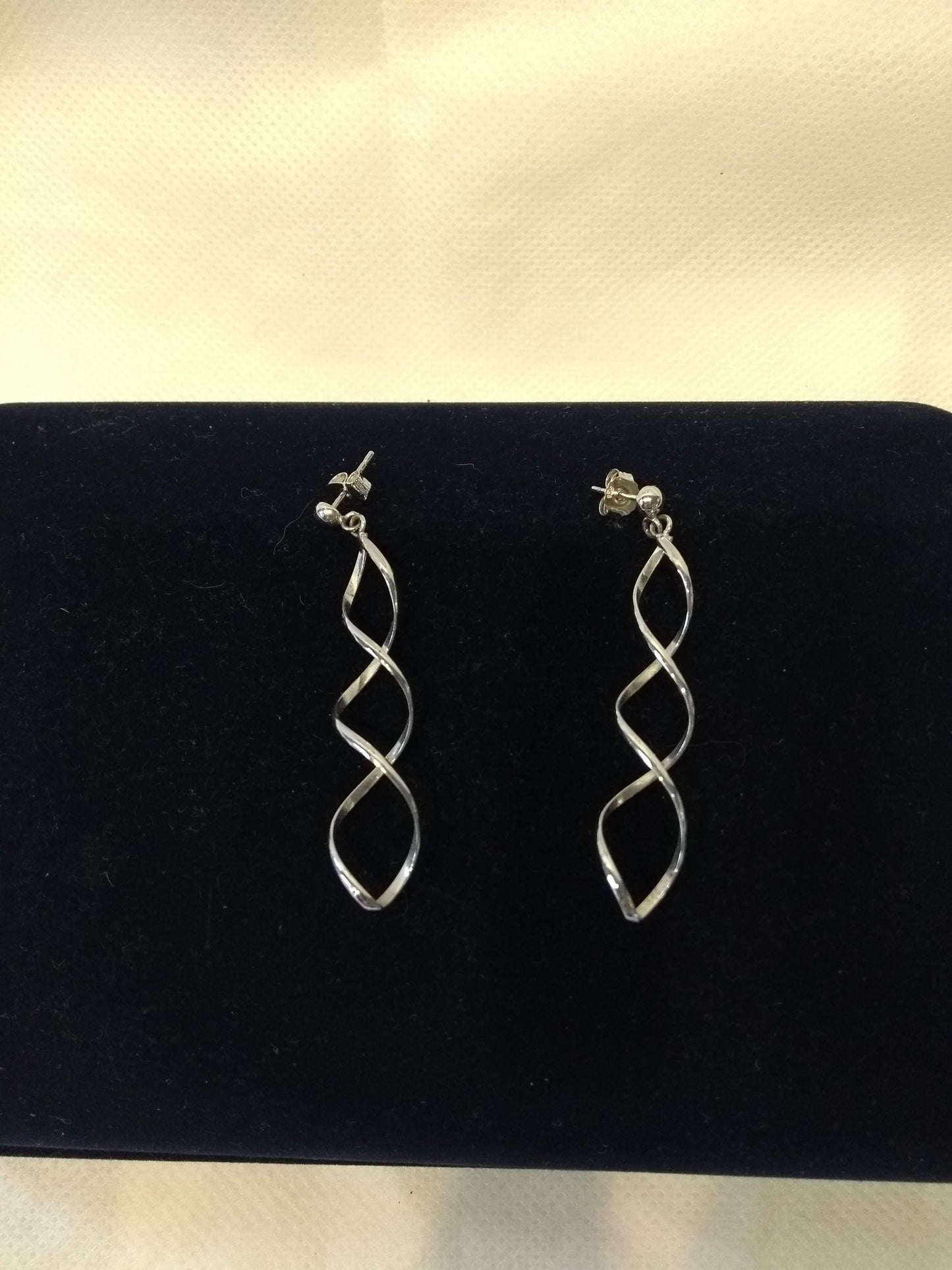 Boucles d'oreilles Mylène Swirl boucle d'oreille épingle forme régulière blanche