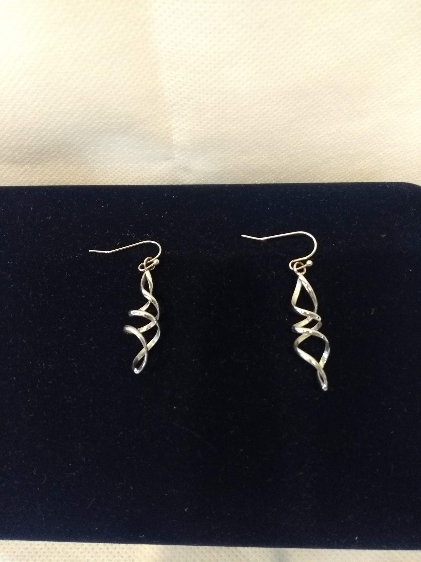 Boucles d'oreilles Mylène Swirl boucle d'oreille crochet forme irrégulière blanche