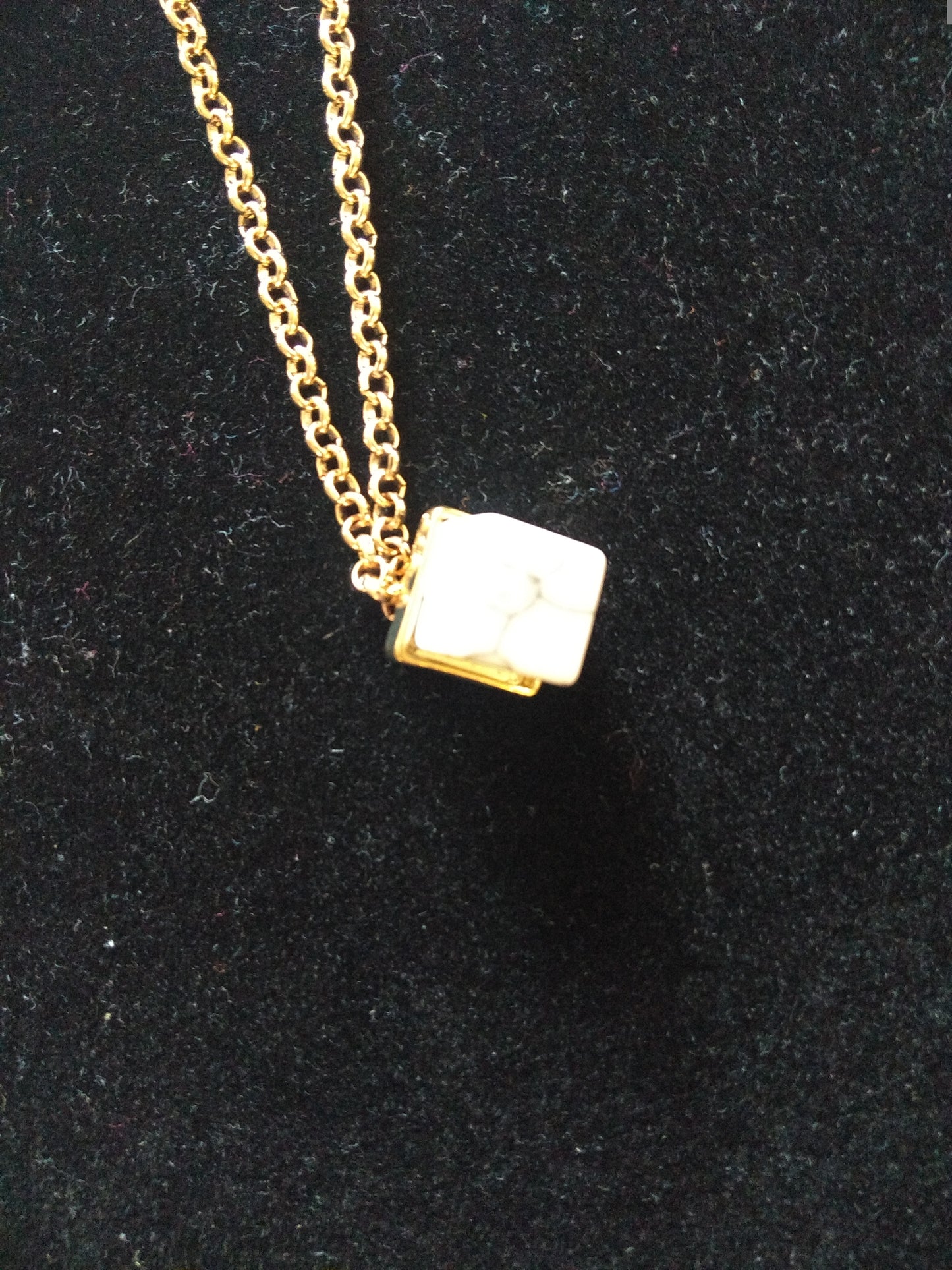 Ketting met dobbelsteen marmerlook