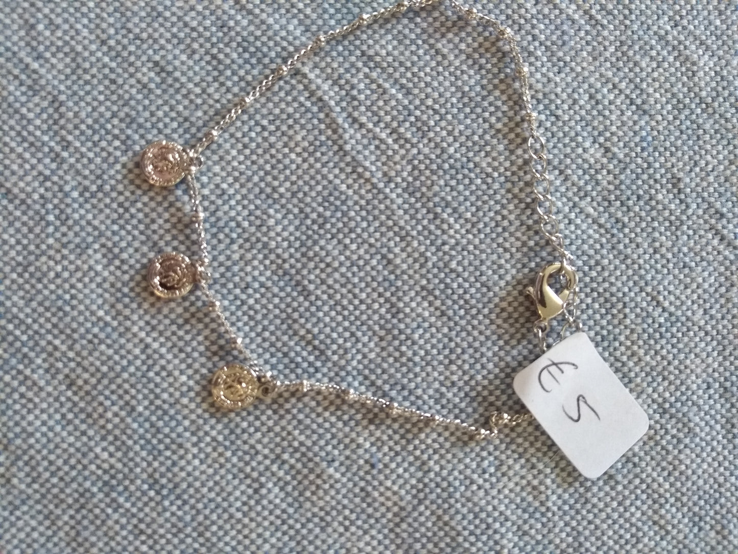 Ketting of armband met ronde hangertjes, muntjes zilverkleurig