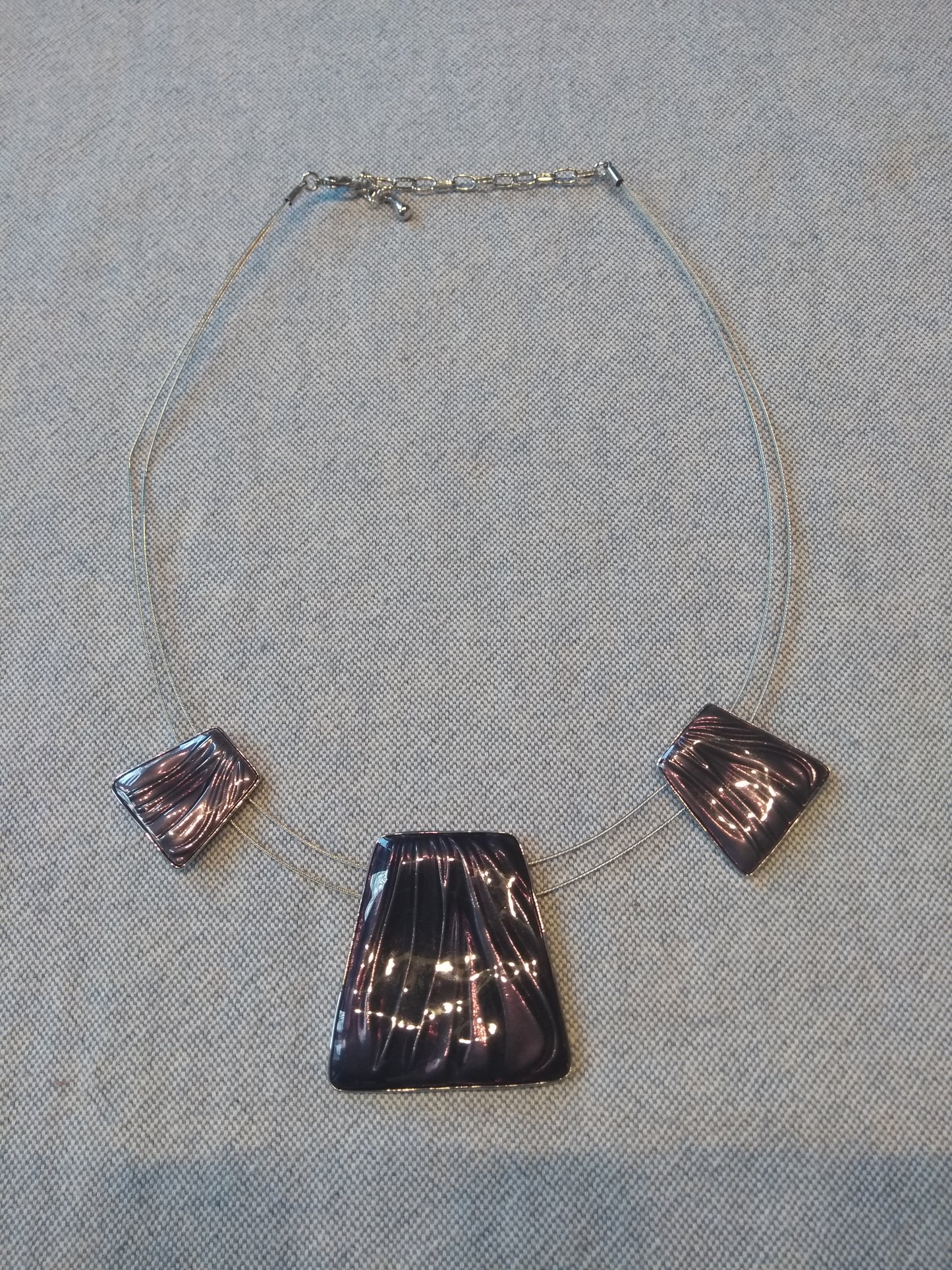 Ketting zilverkleurig met 3 paarse hangers