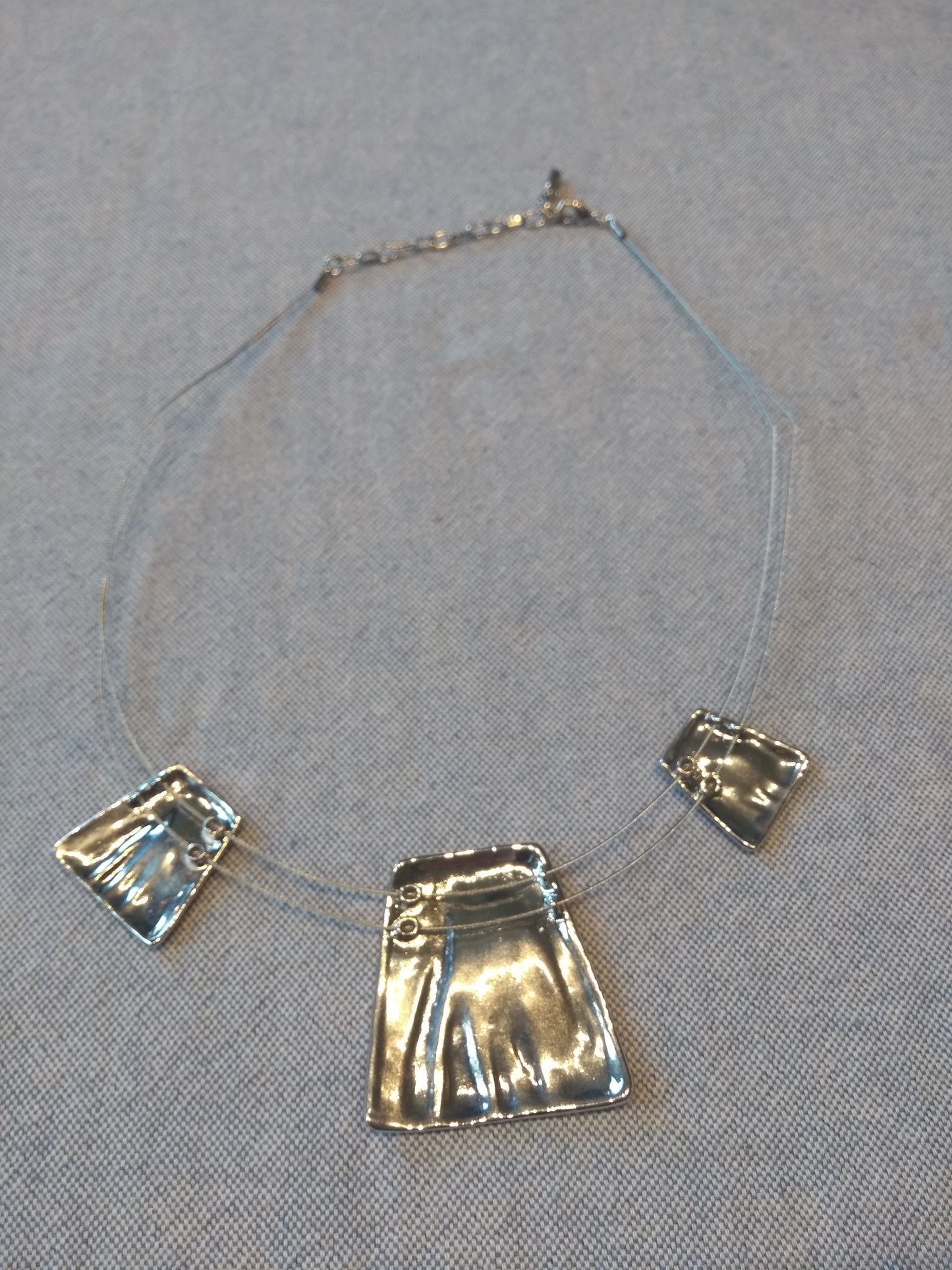 Ketting zilverkleurig met 3 paarse hangers