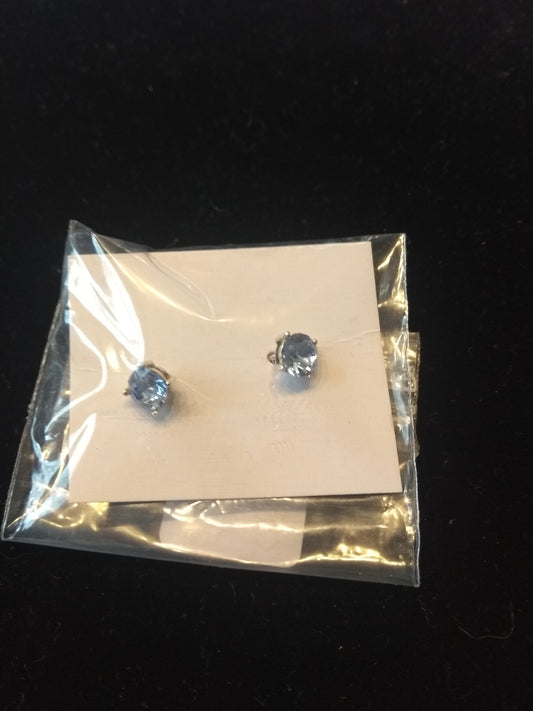 Boucles d'oreilles clous avec pierres bleu clair