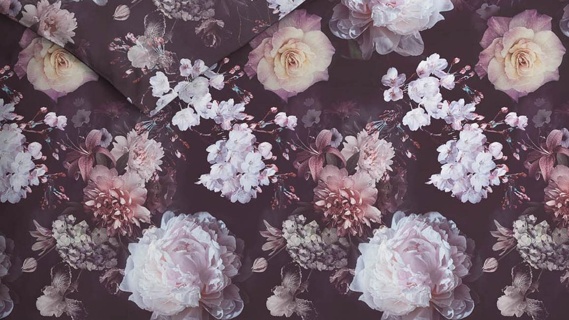 Parure de lit en flanelle Mina Plum de Heckett Lane, motifs fleurs, pivoines, hortensias et lys