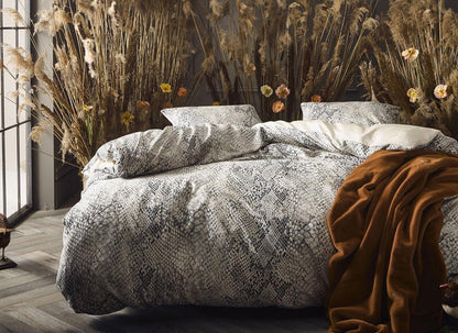 Essenza Doutzen Sand katoensatijn 215TC kussensloop slangenprint, snake skin