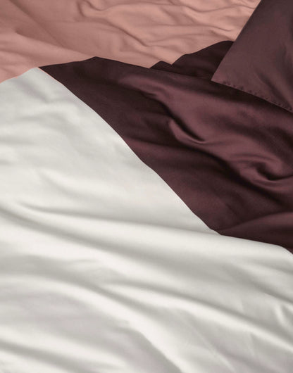 Marc O'Polo Ewon Crimson Brown dekbedovertrek GOTS katoensatijn 218TC symmetrisch patroon